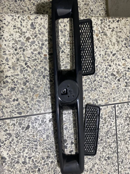 REJILLA FRONTAL SUPERIOR NEGRA