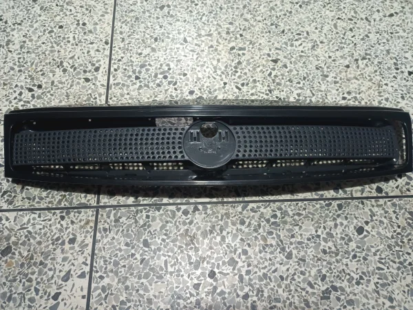REJILLA FRONTAL SUPERIOR NEGRA