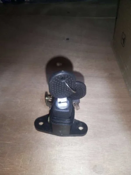 CERRADURA CON BOTÓN MALETA