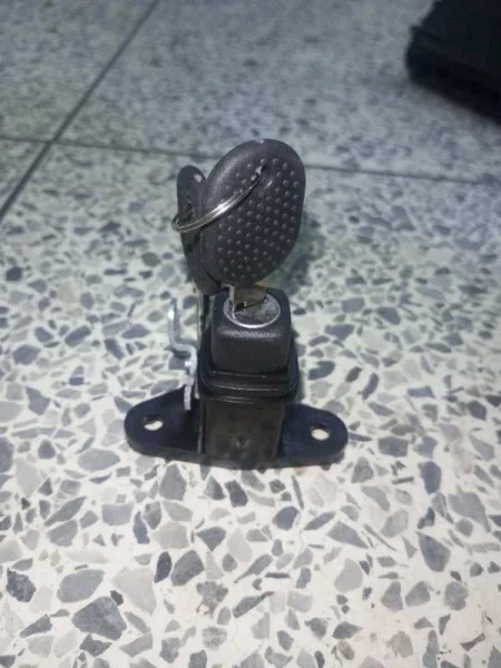CERRADURA DE MALETERO CON BOTÓN