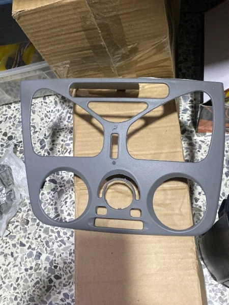 MOLDURA CENTRAL AIRE ACONDICIONADO GRIS