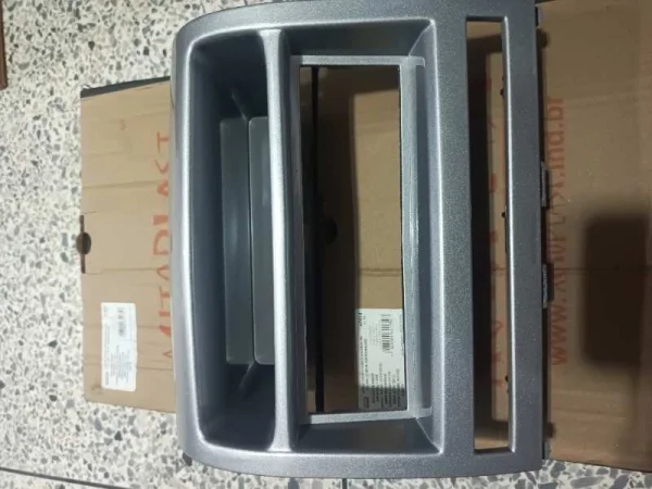MOLDURA DE REPRODUCTOR PLATEADO