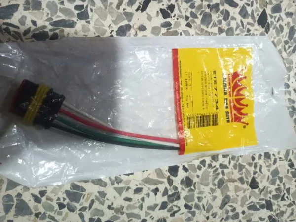 CONECTOR 4 PINES TAPA BOMBA DE GASOLINA